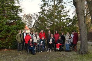 Gruppenbild im Garten von den Mitgliedern des Redaktionsteams des WIR-Magazin der FDS